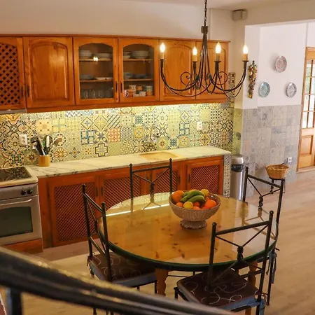 Casa vacanze Idyllic With Huge Garden For 14pax Almancil